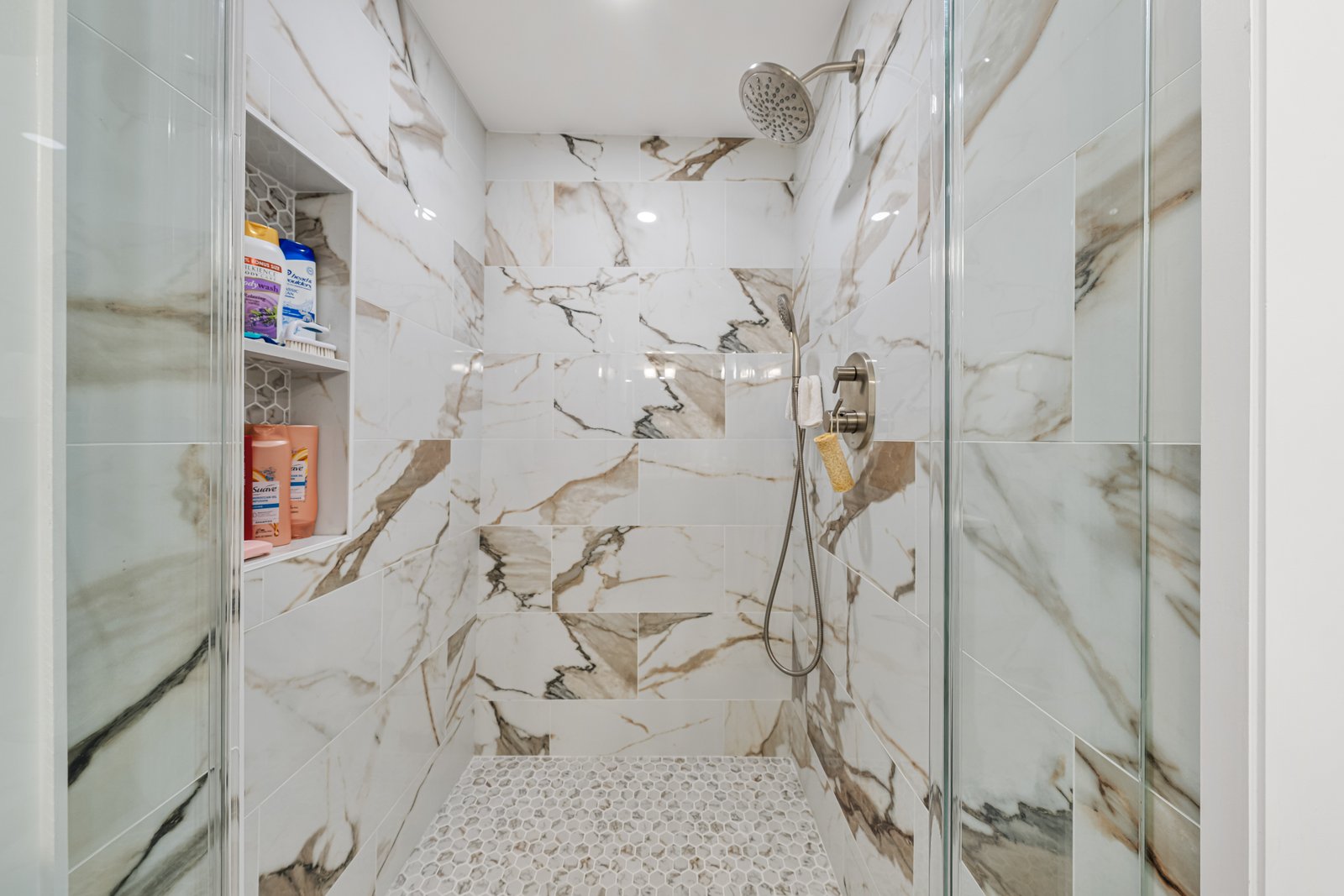 Porcelain shower with hex mosaic pan